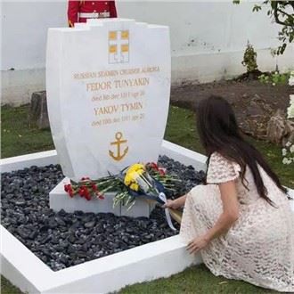 Monument de marbre blanc